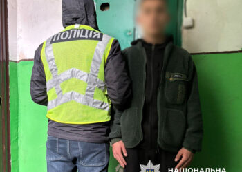 Юнак пограбував киянку в Голосіївському районі
