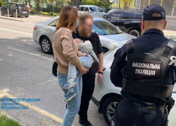 Засуджено жінку за продаж дворічного сина