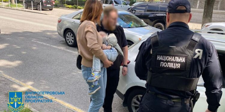 Засуджено жінку за продаж дворічного сина