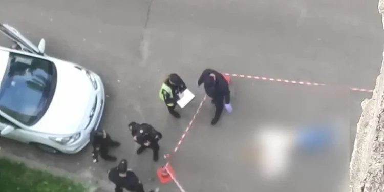 Жінка випала з вікна багатоповерхівки у столиці