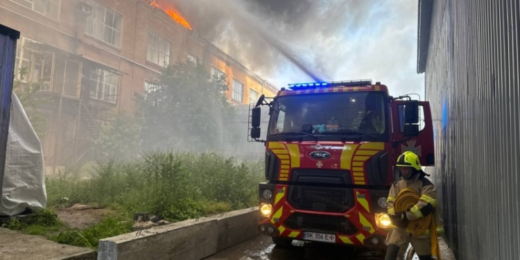 У Рівному локалізують масштабну пожежу