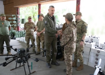 Кличко приїхав у розташування батальйону «Свобода» і привіз 2,5 тис. дронів, РЕБи та всюдоходи