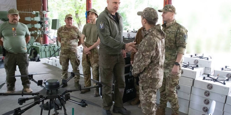 Кличко приїхав у розташування батальйону «Свобода» і привіз 2,5 тис. дронів, РЕБи та всюдоходи
