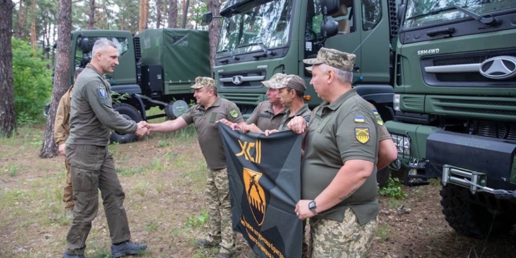 Дві бригaди отримaли допомогу – 2400 БпЛА тa вaнтaжівки, – Кличко