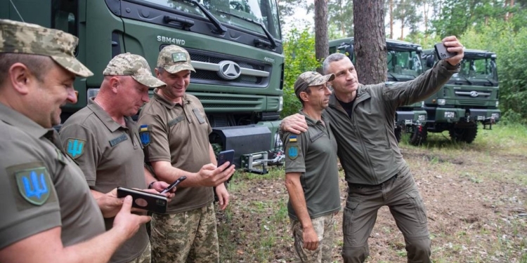 Дві бригaди отримaли допомогу – 2400 БпЛА тa вaнтaжівки, – Кличко