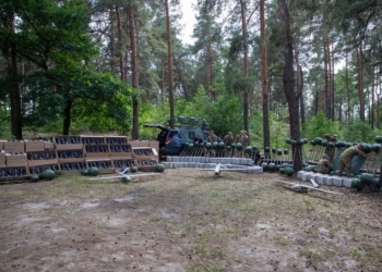 Віталій Кличко передав допомогу від столичної громади двом військовим підрозділам – понад 2300 дронів та системи РЕБ