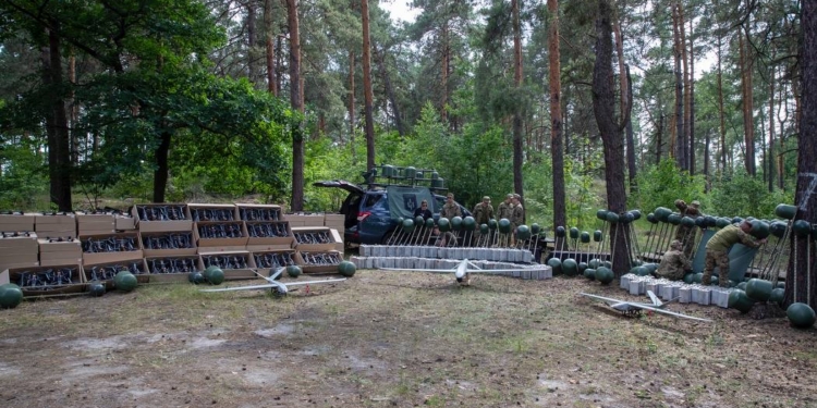 Віталій Кличко передав допомогу від столичної громади двом військовим підрозділам – понад 2300 дронів та системи РЕБ
