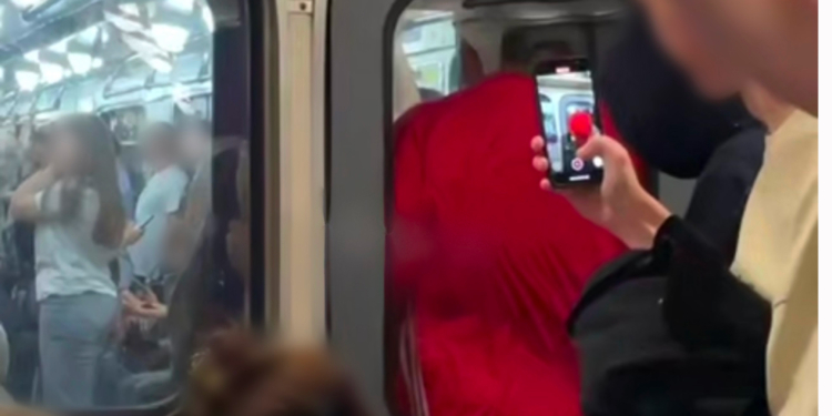 Київський екстремал катався між вагонами метро