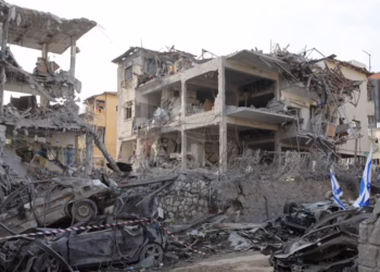 Люди масово покидають Іран та Ізраїль