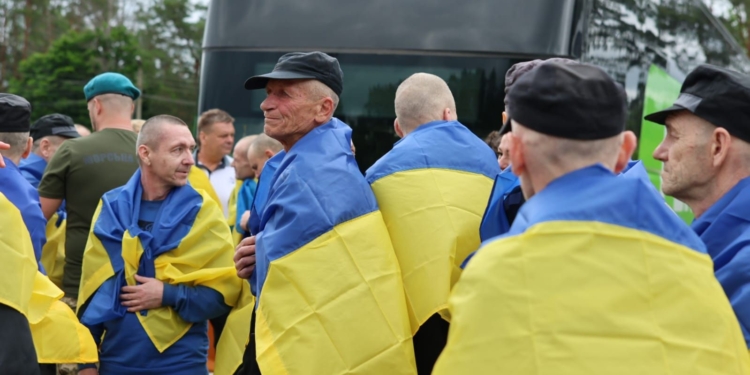 В Україну з російського полону повернулись захисники