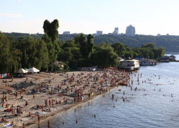 Пляж у столичному Гідропарку, 2020 рік. УНІАН