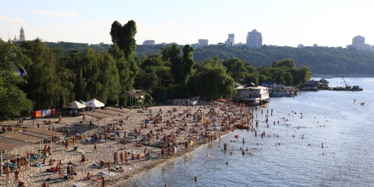 Пляж у столичному Гідропарку, 2020 рік. УНІАН