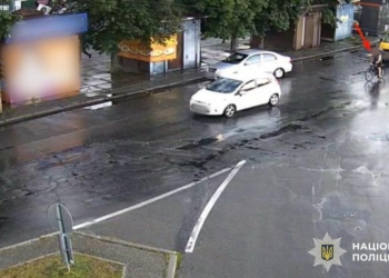 Чоловік стріляв по автівці волонтерки