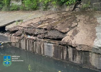 Чоловік злив нечистоти у річку Либідь