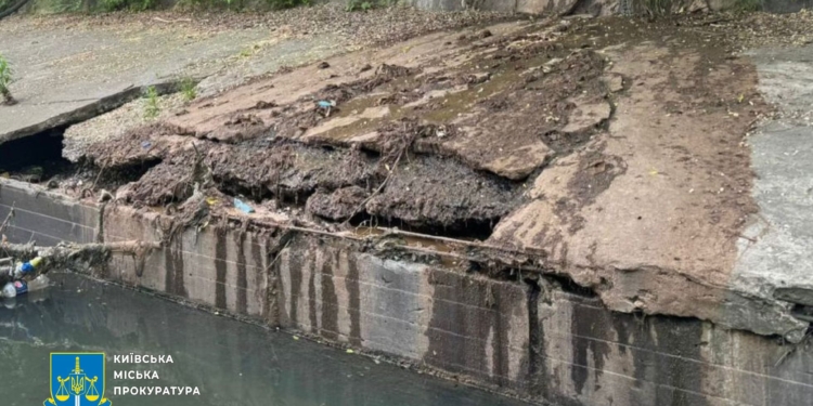 Чоловік злив нечистоти у річку Либідь
