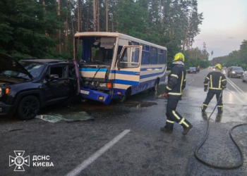 У Києві автобус врізався у позашляховик