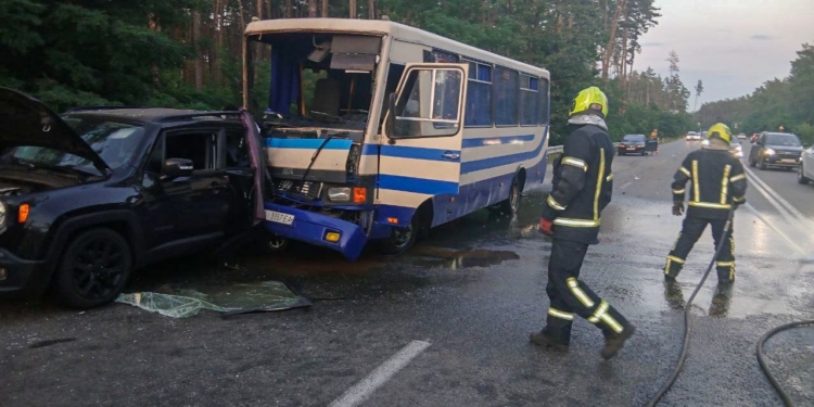 У Києві автобус врізався у позашляховик