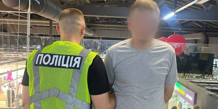 Киянин напав на відвідувача торгівельного центру