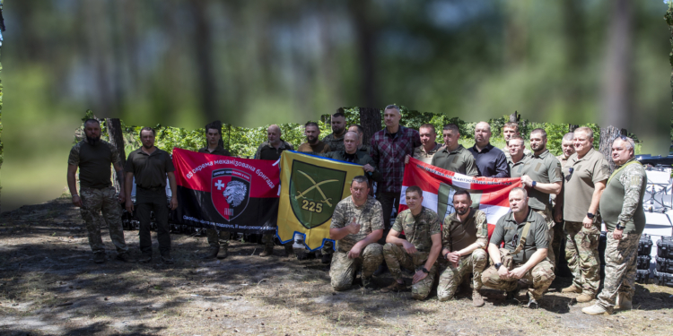 Кличко передав бійцям на фронт від громади столиці 2 350 БпЛА