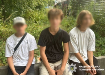 Підлітки залізли на верхівку будівельного крана