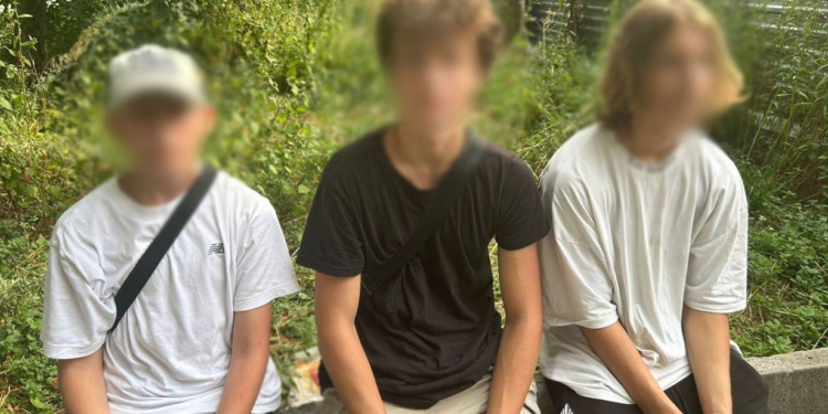 Підлітки залізли на верхівку будівельного крана