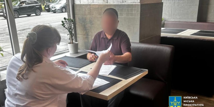 Керівник енергетичної компанії продавав електрику за завищеними цінами