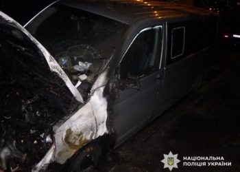 Киянка напідпитку підпалила дві автівки