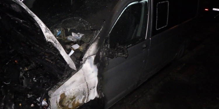 Киянка напідпитку підпалила дві автівки