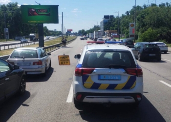 Київський мотоцикліст на швидкості вʼїхав у BMW