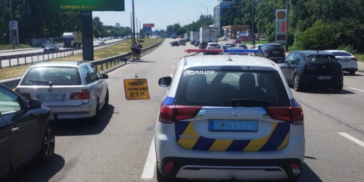 Київський мотоцикліст на швидкості вʼїхав у BMW