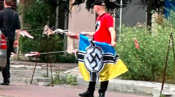 Чоловік демонстрував український прапор з нацистською символікою