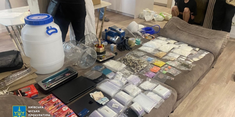 У столиці затримали двох торговців психотропами