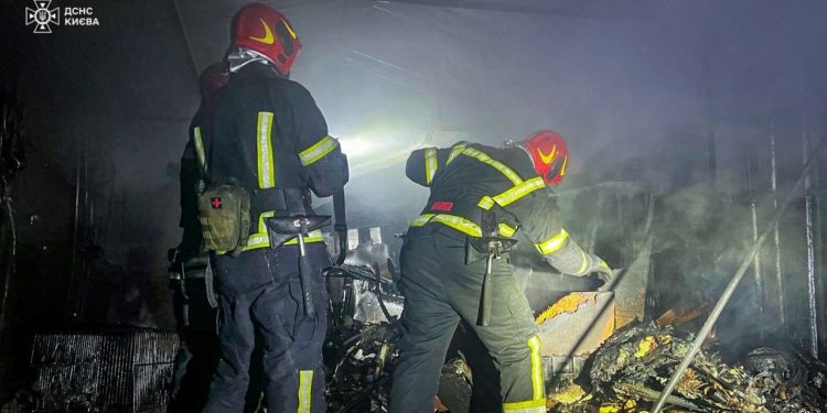 Вночі у Голосіївському районі зайнялися гаражі