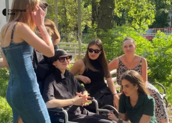 Дівчину, яка випала з 9-го поверху під час ракетного удару по Києву, виписують з лікарні