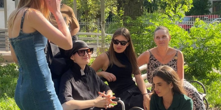 Дівчину, яка випала з 9-го поверху під час ракетного удару по Києву, виписують з лікарні