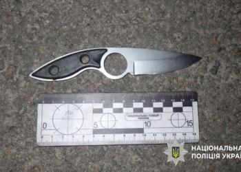 Чоловіки з ножем пограбували киянку