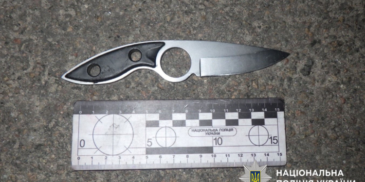 Чоловіки з ножем пограбували киянку