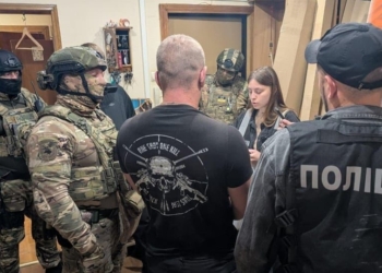 Правоохоронці проводять понад 150 одночасних обшуків через переправлення чоловіків за кордон