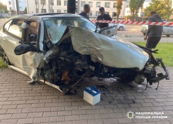 Керманича Subaru п’яним влетів у Куренівський парк