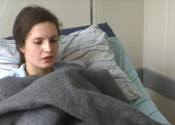 Під час удару по Києву дівчина вилетіла з 9-го поверху