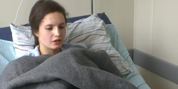 Під час удару по Києву дівчина вилетіла з 9-го поверху