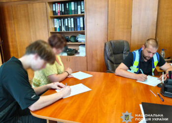 Підлітки танцювали під російський реп у формі поліцейських