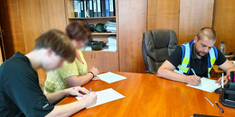 Підлітки танцювали під російський реп у формі поліцейських