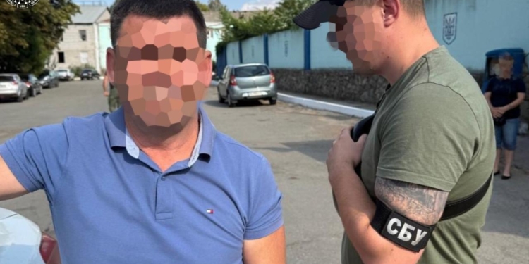 Посадовець вимагав хабар за пошиття форми для ЗСУ