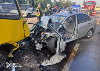 Рятувальники деблокували водійку автомобіля в столиці