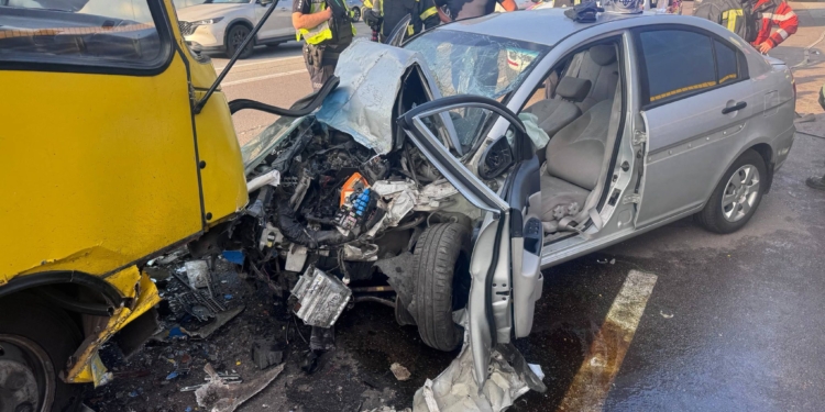 Рятувальники деблокували водійку автомобіля в столиці