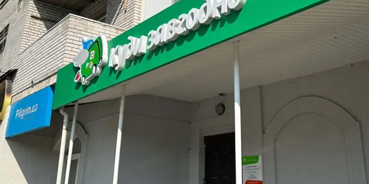 У Києві демонтують незаконні рекламні вивіски