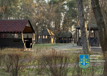 У столичному парку самовільно встановили альтанки