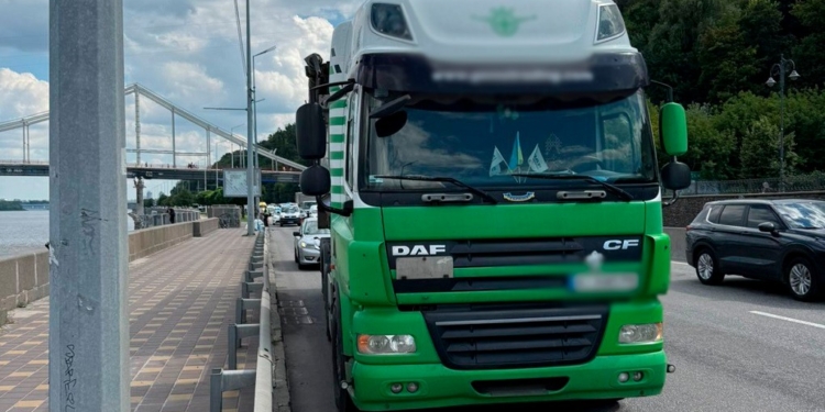 У столиці вантажівка збила велосипедиста