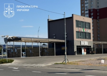 Директор товариства побудував автомийку на чужій землі